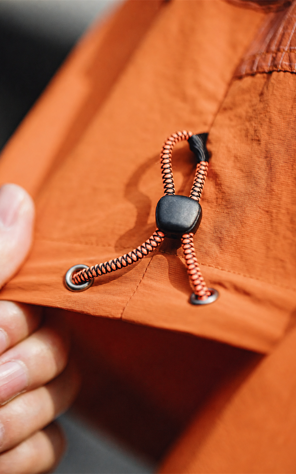 Drawcord hem toggle with cord-lock — detail